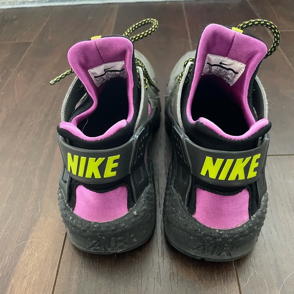 Nike Air Huarache women’s 8.5 US limited release color - Picture 4 of 5